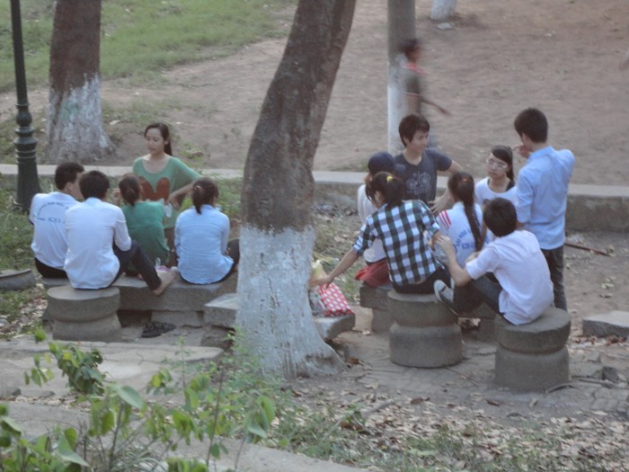 Ở các công viên, lượng sinh viên đổ về đông lên đột biến vì không chịu được cái nóng nơi phòng trọ